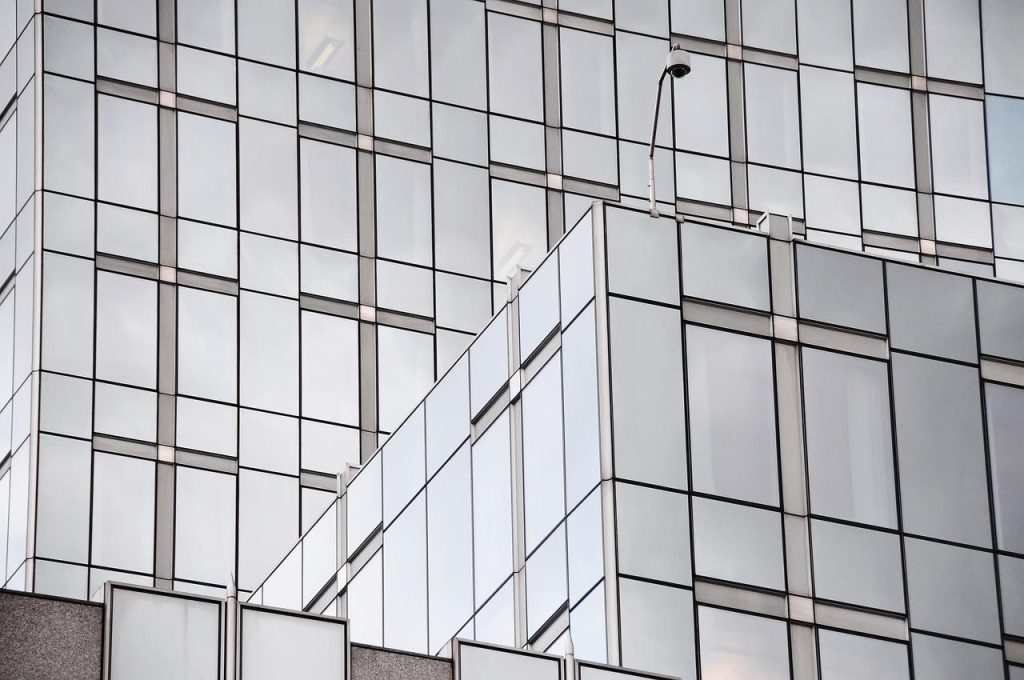 Historische glazen artefacten die de betovering van glas in Leiden tonen, inclusief ambachtelijke stukken uit de Gouden Eeuw