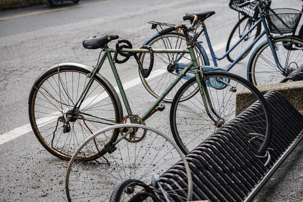 Moderne fietsenstalling in Alphen aan den Rijn met veilige opbergfaciliteiten voor het verbeteren van de stalling ervaring