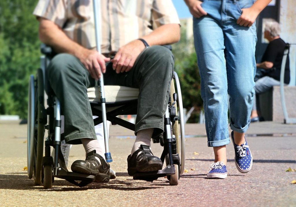 Illustratie van innovatie en zorgzaamheid in gehandicaptenzorg, met focus op samenwerking en technologische ondersteuning in