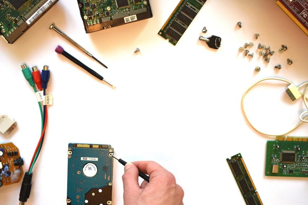 Computer Reparatie in Gouda - Professionele technicus aan het werk met computeronderdelen